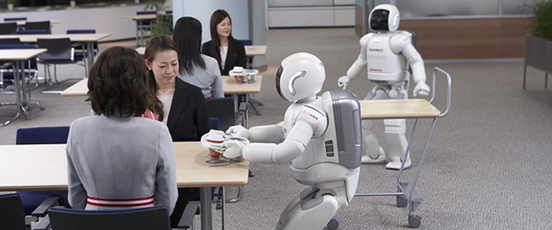 Robots y humanos en salón