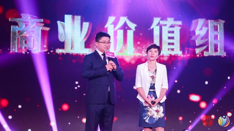 Ms. Xueli LI, Project Leader of THEKEY, ganó el título de La mujer empresaria más destacada en China en 2017 presentada por All-China Women's Federation (PRNewsfoto/THEKEY)