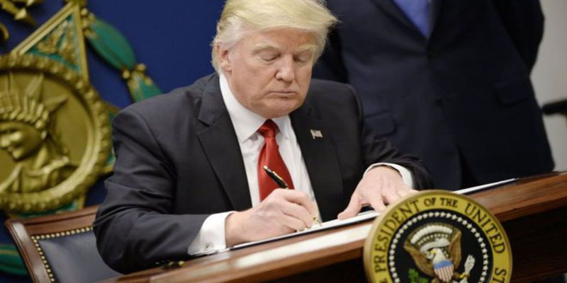 donald-trump-firmando