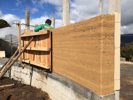 Obra en construcción en pared lateral. 