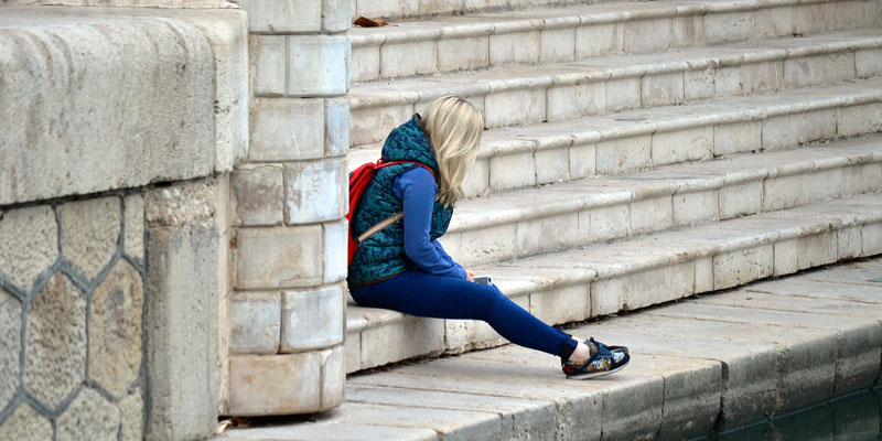 soledad en la escalera