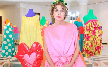 Agatha Ruiz de la Prada junto a su diseños