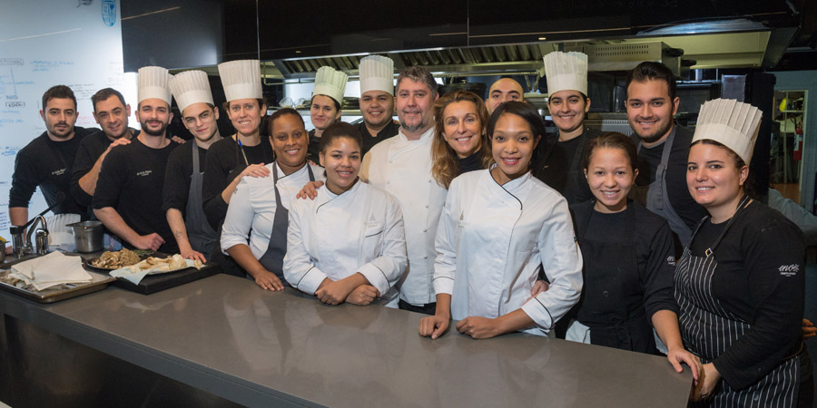 El equipo del Club Allard con las Becarias Dominicanas.