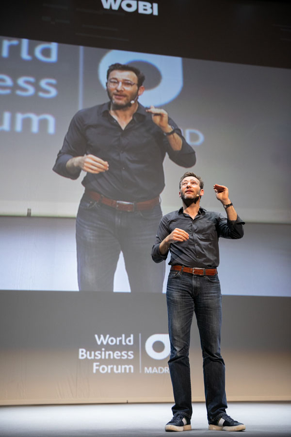 Simon Sinek en su presentación.