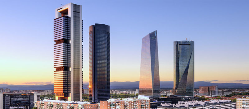 Madrid, España, rascacielos en el distrito financiero al atardecer. Madrid, Spain financial district skyline at dusk.