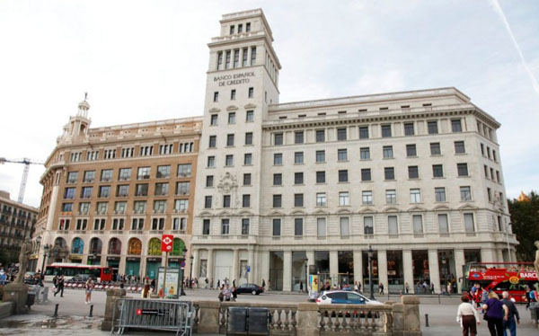 A finales de 2013, Amancio Ortega adquirió a la Sareb la antigua sede de Banesto en Barcelona por 44 millones