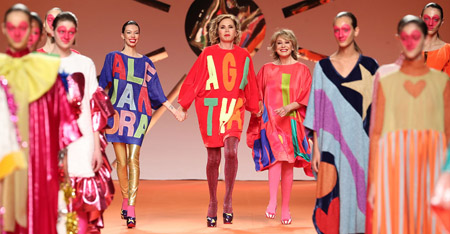 La diseñadora Agatha Ruiz De la Prada con Mila Ximenez y Alejandra Rubio en la pasarela