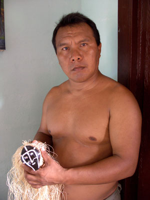 Alfonso Pérez, artesano indígena que elabora las conocidas máscaras Reyo