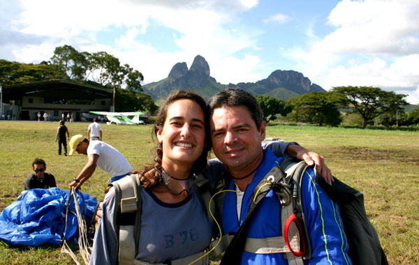 Almeida con una alumna, en la escuela de paracaidismo Cliff, San Juan de los Morros.