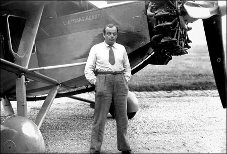 Antoine de Saint Exupery frente al avión, El Intransigente.