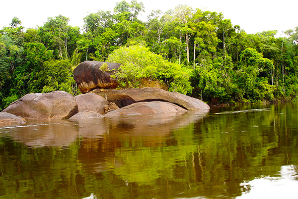 Apacibles aguas del río Autana, en el Amazonas venezolano.