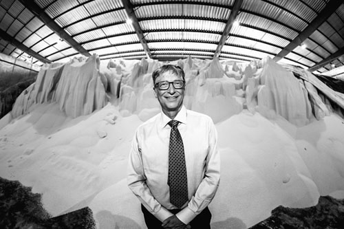 Bill Gates. De visita en la central de distribución de fertilizante en Dar es-Salaam, Tanzania, 2018. (C) Gates Notes, LLC.