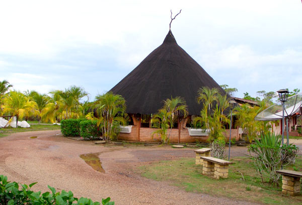 Cabañas del Campamento NACAMTUR en el Estado Amazonas. Foto Fernando Pulido.