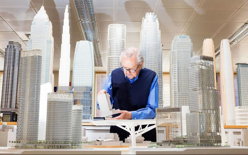 Cesar Pelli en su estudio.