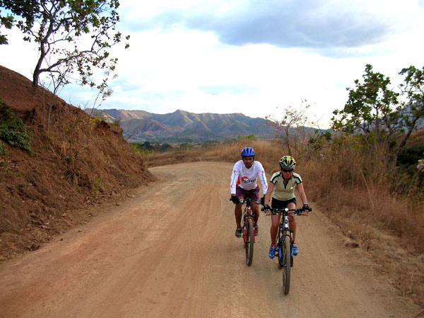 Ciclistas, Jenny e Igor del equipo de Akanan