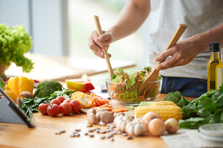 Preparando ensalada de vegetales