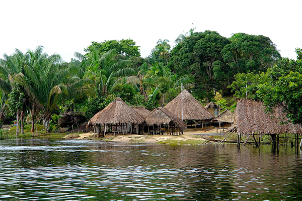 Comunidad indígena, Mavaco del Autana, a la orilla del río Autana.