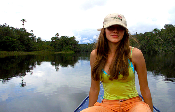 Daniela Acosta, una de las turistas del viaje, disfrutando del mágico y apacible recorrido fluvial.