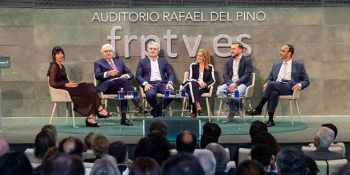 Dialogo en el auditorio de la Fundación Rafaél del Pino con los ponentes invitados.