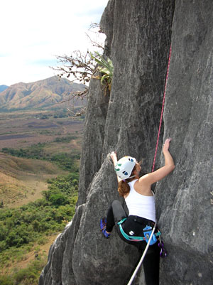 Elena, parte del equipo, escalando el Morro de San Juan.