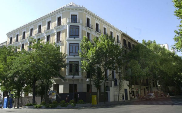 En 2003, Amancio Ortega adquirió Lar Grosvenor, un edificio de oficinas situado en uno de los mejores enclaves comerciales de Madrid por 36 millones de euros.