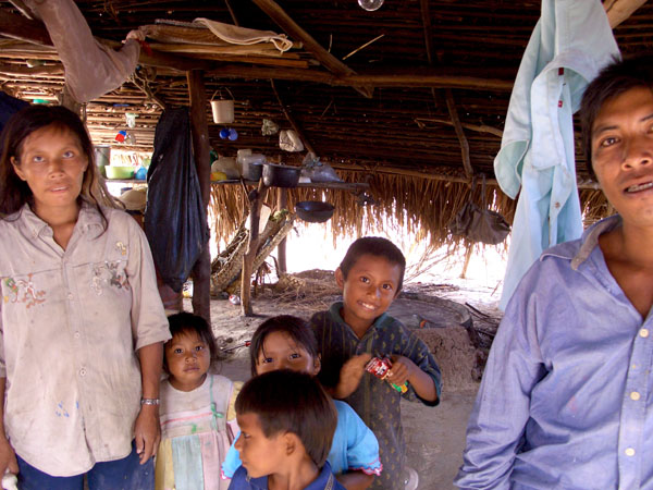 Familia indígena de la etnia Piapoco a las afueras de Puerto Ayacucho.