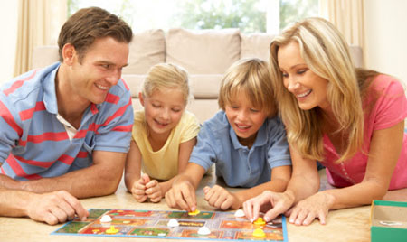 Familia jugando juegos de mesa en casa
