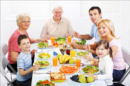 Familia comiendo junta sanamente.