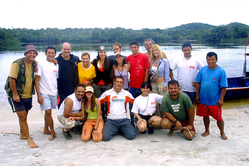 Grupo turistas del viaje al Autana