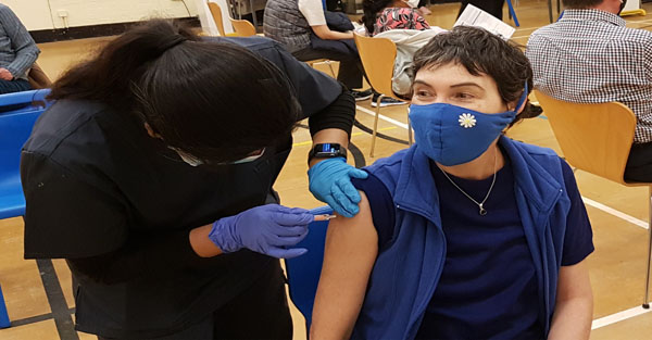 Persona siendo vacunada contra el coronavirus Covit-19. Imagen de VGC Groupen-Pixabay