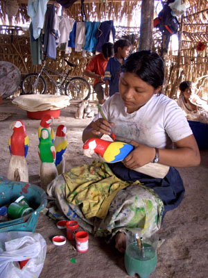 Joven indígena de la etnia Piapoco, elaborando una típica pieza artesanal.