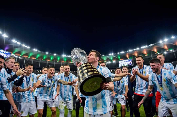 Leo Messi ha levantado la Copa América tras la victoria de la selección de Argentina ante Brasil por 1-0 en la final del torneo disputada en Maracaná