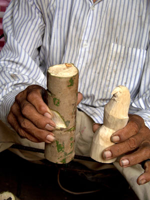 Madera balsa con la que fabrican las piezas artesanales en el Amazonas.