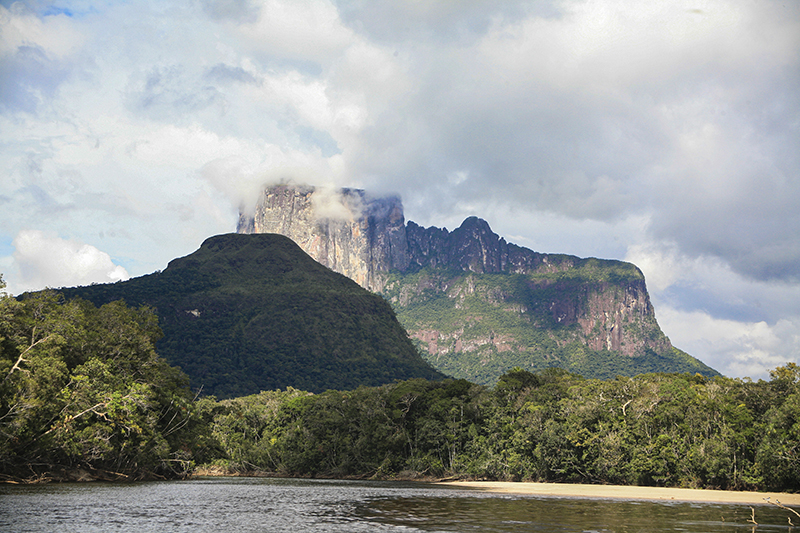 Magestuosa montaña mileraria, Autana. Imagen de Frank B Araujo F en Pixabay.