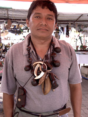 Manuel Padrón Chaman de la etnia Curripaco, en el Mercado Indígena.