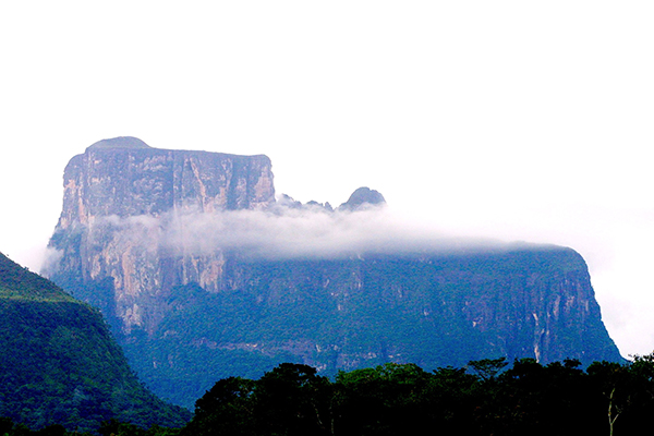 Montaña Autana en el momento en que se despoja de su velo.