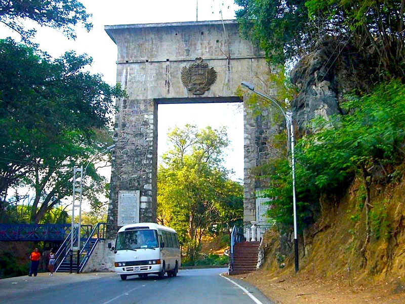 Monumento a la Batalla de la Puerta al ingresar a San Juan de los Morros, estado Guárico, desde la vía que viene desde Villa de Cura.
