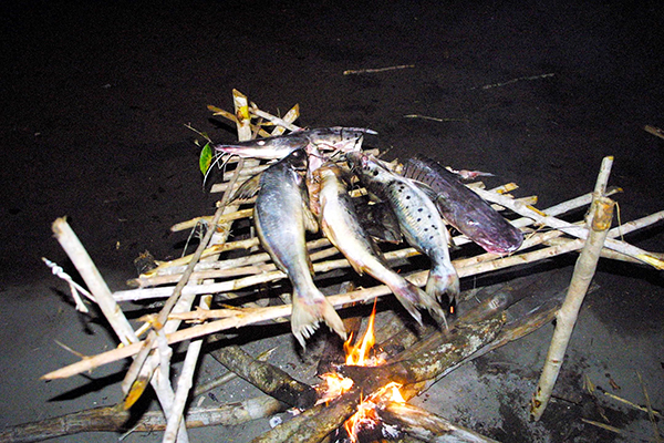 Morocoto asado a la leña, un típico pescado de río del Amazonas.