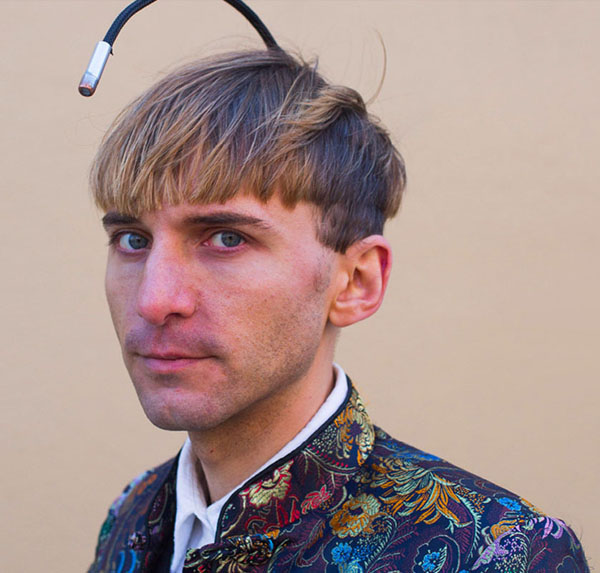 Neil Harbisson es el primer cíborg reconocido por un gobierno.