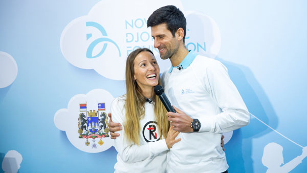 Novak y su esposa, Jelena Djokovic, en la Fundación Novak Djokovic. Photo Profimedia.