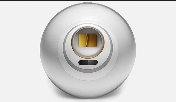 Orb, la esfera plateada de WorldCoin que escanéa el iris de los usuarios. WorldCoin, CC BY-SA.