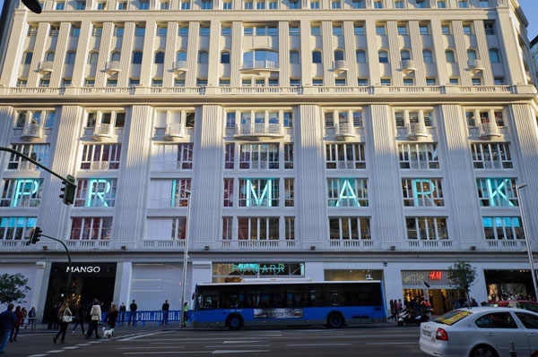 Por unos 400 millones de euros, el fundador de Inditex compró en enero 2015 el edificio ubicado en Gran Vía 32, en Madrid, que actualmente alberga la flagship de Primark en España