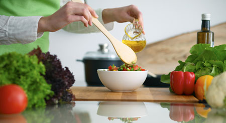 Preparando ensalada.