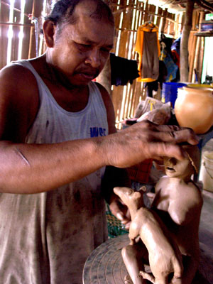 Raúl Reyes, artesano indígena muy conocido por sus esculturas en barro.