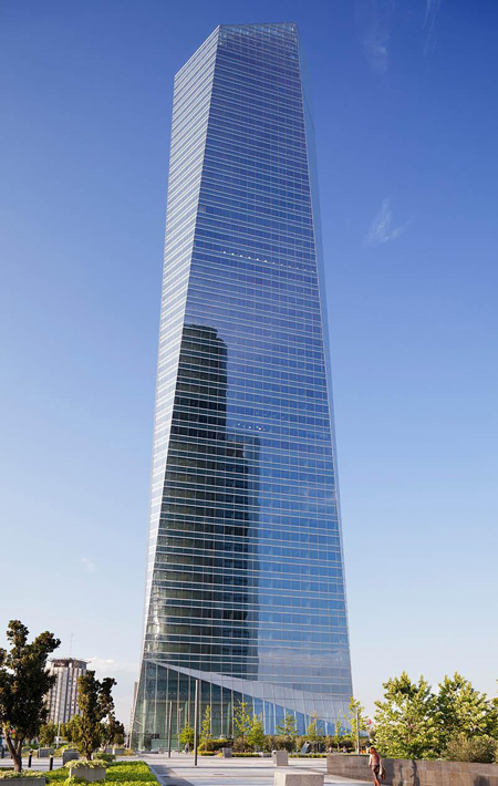 Torre Cristal. Su fachada en forma de cristal tallado, la hace brillar como uno de los edificios más impactantes de la arquitectura madrileña.