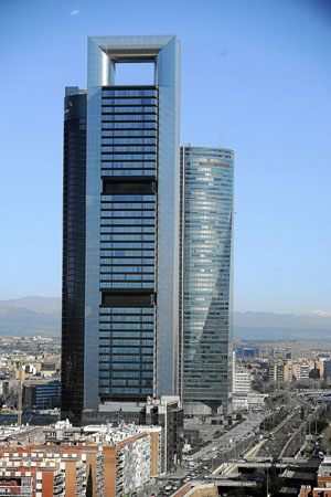 Torre Foster, conocida también como Torre Cepsa, en el complejo de las Cuatro Torres de Madrid. Por este rascacielos, Ortega pagó 490 millones en septiembre de 2016.