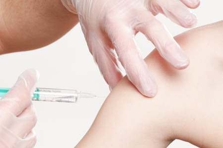 Vacunación contra variante del C19. Imagen de Angelo Esslinger-Pixabay